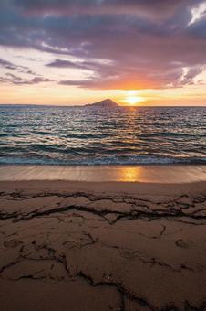 砂浜から眺める夕暮れ 砂浜から眺める夕暮れ 海,海岸,海岸沿いの写真素材