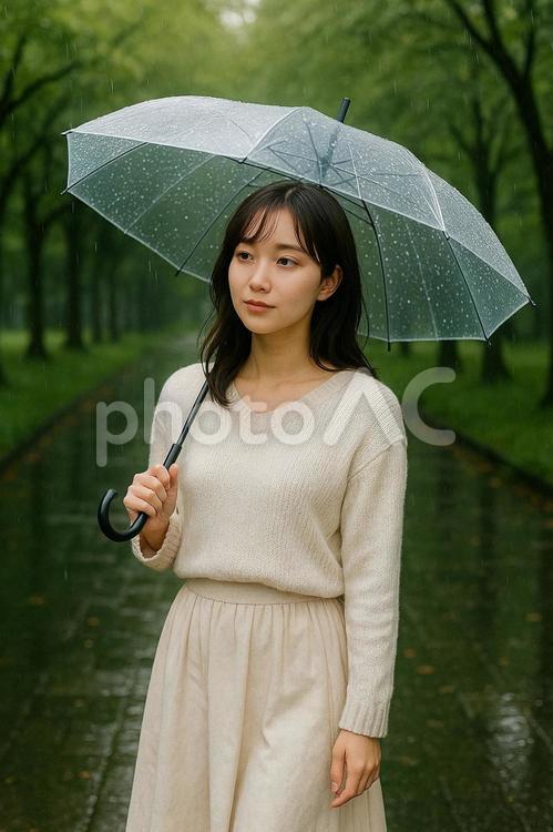 雨の日公園を歩く女性 女性,雨,傘の写真素材