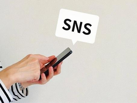 SNSに投稿する女性の手元 SNSに投稿する女性の手元 sns,スマホ,手元の写真素材