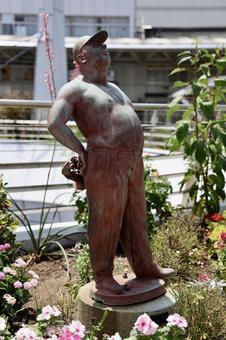 SAXを持つ中年男性の銅像 SAXを持つ中年男性の銅像の写真