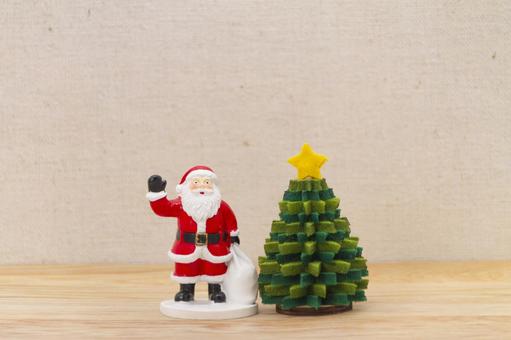 クリスマスツリーとサンタクロースの置物 クリスマス,サンタクロース,クリスマスツリーの写真素材