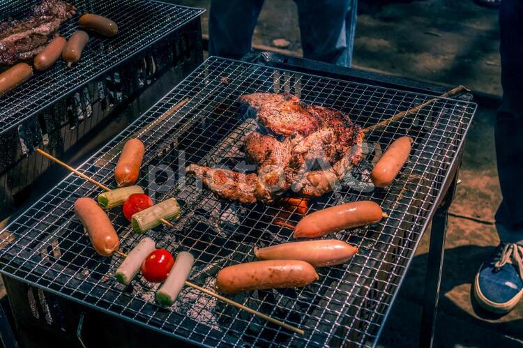 バーベキューでの炭火焼き肉イメージ バーベキュー,焼き肉,肉の写真素材