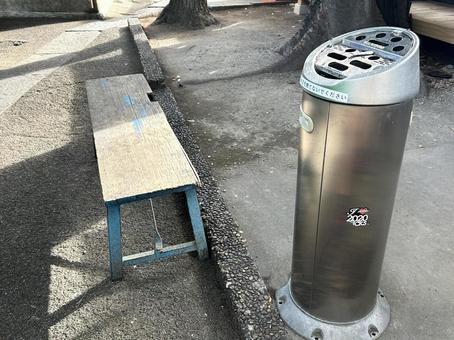 喫煙所 灰皿とベンチ 喫煙所 灰皿とベンチの写真
