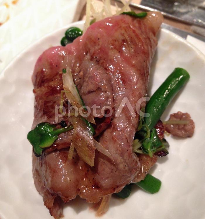 薬味と絡めて食べる焼肉 焼肉,ビーフ,お肉の写真素材