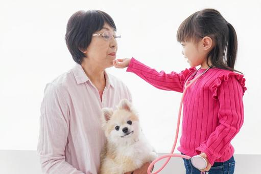 おばあちゃんと孫娘 子守り,初孫,長期休みの写真素材