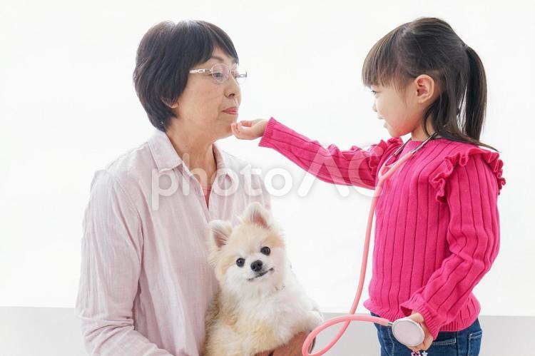 おばあちゃんと孫娘 子守り,初孫,長期休みの写真素材