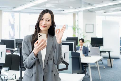 オフィスで仕事をする若いビジネスウーマン オフィスで仕事をする若いビジネスウーマン ビジネス,女性,ビジネスウーマンの写真素材