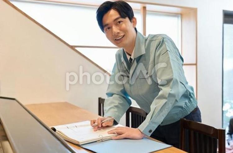 飲食店で図面を確認する男性 飲食店,図面,男性の写真素材