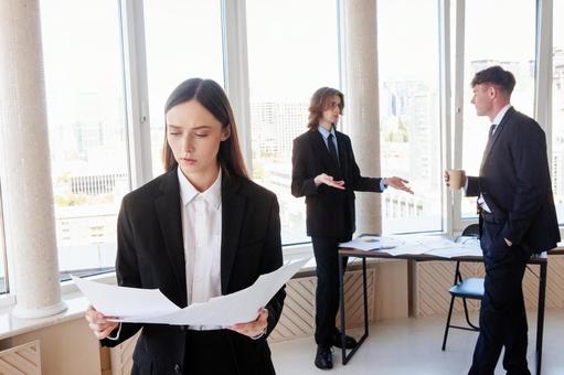 話している男性たちと書類を見る女性 男女,女性,資料の写真素材