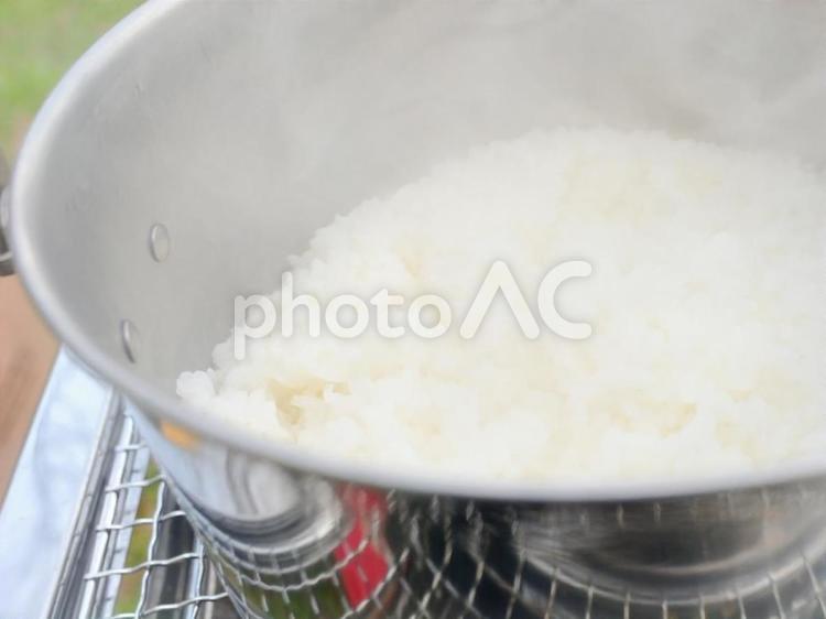 鍋で炊きたての白米 キャンプ,バーベキュー,bbqの写真素材