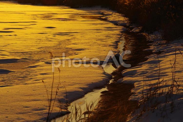 冬の湖の水際 湖,自然,砂の写真素材