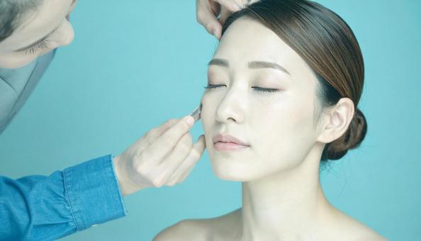 メイクアップアーティストによるメイクの写真
