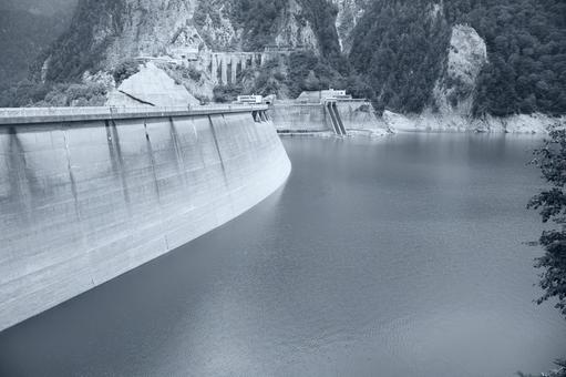 山間にそびえる巨大なダム ダム,人工,巨大の写真素材