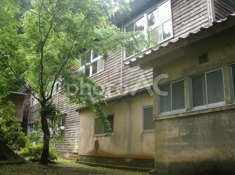 木造校舎の廃校「酒森小学校」広島県 酒森小学校,木造校舎,廃校の写真素材