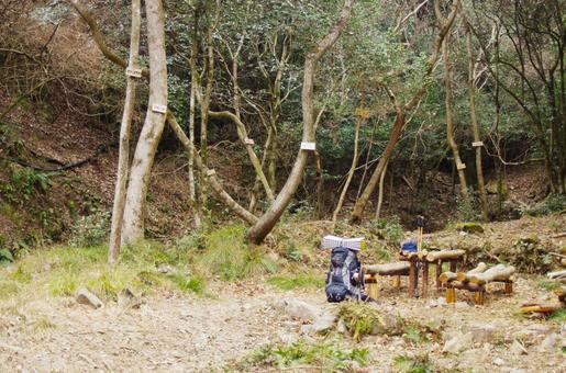森の休憩所と登山装備 山道,登山,ハイキングの写真素材