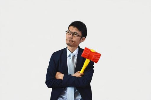 ピコハンをもって考えるビジネスマン ビジネスマン,ピコピコハンマー,検討の写真素材