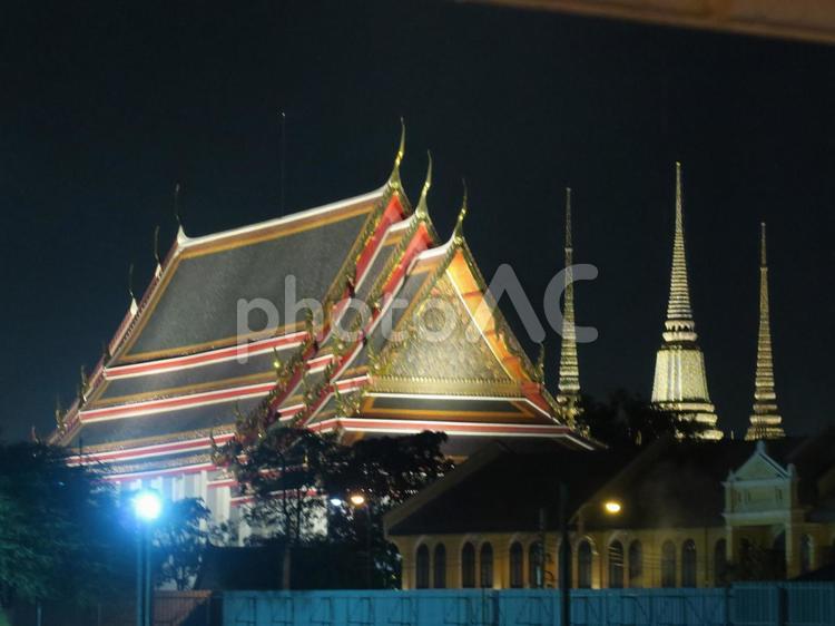 ナイトクルーズで見えた寺院 ライトアップ,夜景,夜の写真素材