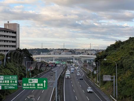 霜降過ぎの雨上がりの朝の東名横浜青葉ICの写真