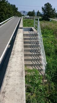 堤防階段と並ぶ道路 堤防階段と並ぶ道路 階段,堤防,道路の写真素材
