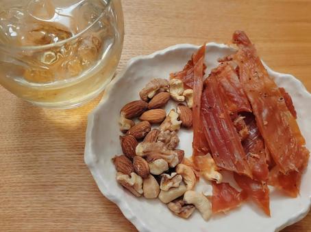 夜のひとり時間 梅酒とおつまみ 夜のひとり時間 梅酒とおつまみ 梅酒,おつまみ,ひとり時間の写真素材