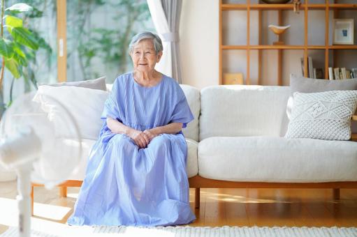 ワンピースでソファに座る高齢女性 女性,ソファ,座るの写真素材