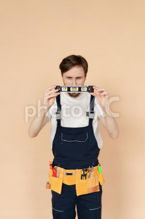 水平器を持つ男性 男性,水平器,持つの写真素材