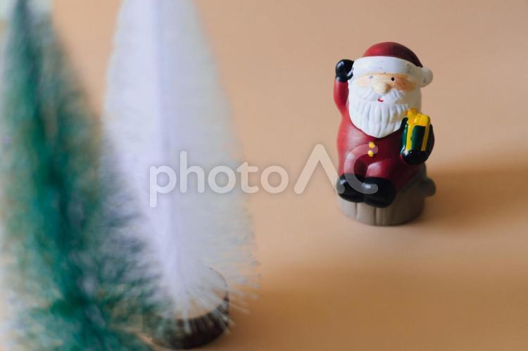 サンタクロースの置物とクリスマスイメージ サンタクロース,サンタさん,クリスマスの写真素材