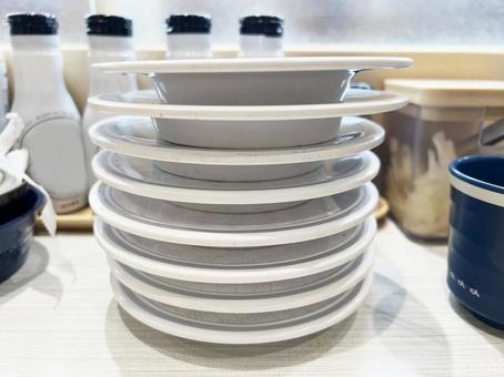 積み重ねられた食事済みの回転寿司の皿 回転寿司,皿,スタッキングの写真素材