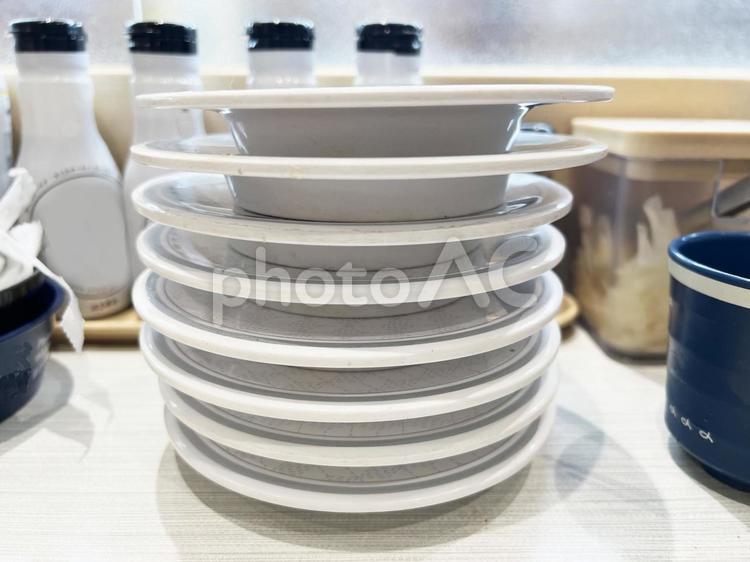 積み重ねられた食事済みの回転寿司の皿 回転寿司,皿,スタッキングの写真素材