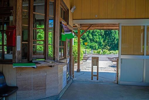 田舎の駅 因美線美作河井駅 田舎の駅 因美線美作河井駅 駅,駅舎,ホームの写真素材