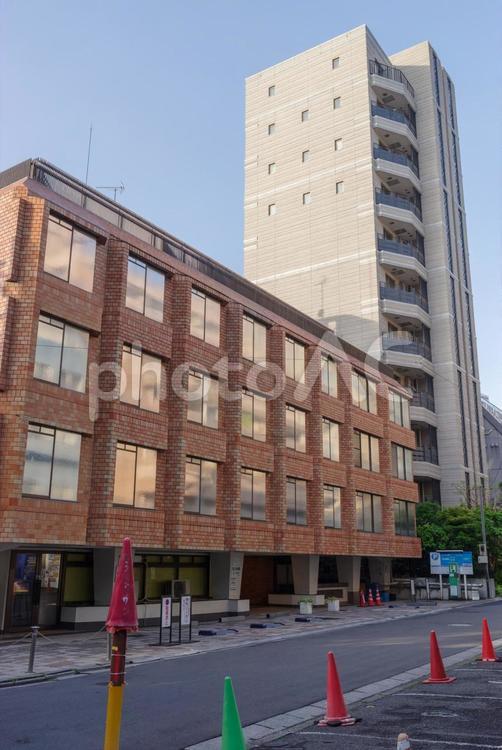赤坂4丁目の街の風景 マンション,ビル,青空の写真素材