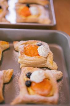 焼きたてフルーツペイストリー ペイストリー,デニッシュ,フルーツの写真素材