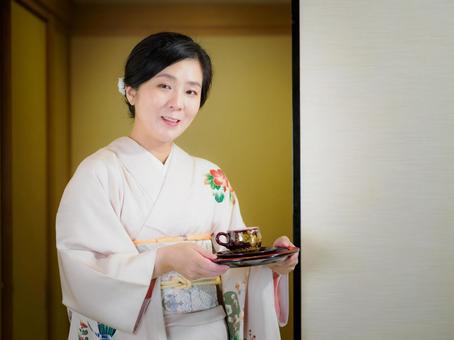 33:お茶をお出しする着物の女性 33:お茶をお出しする着物の女性 着物,おもてなし,ティータイムの写真素材