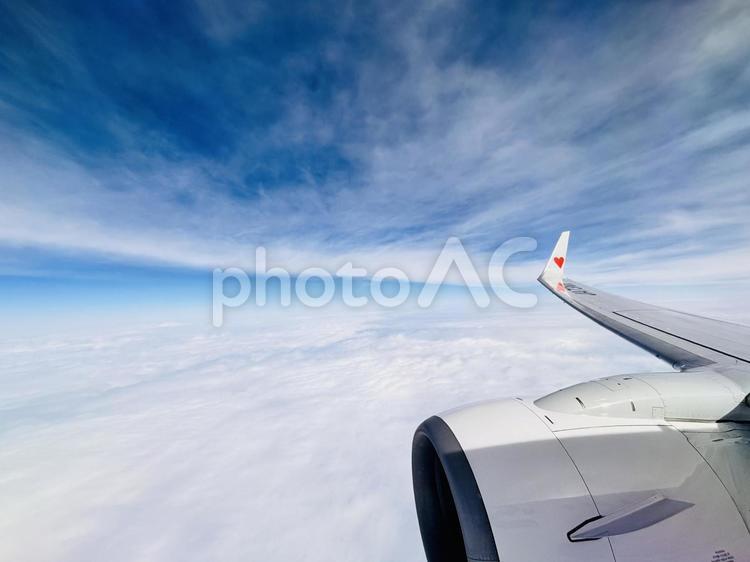 飛行機の座席に座りながら右翼側を撮影 空,飛行機,雲の上の写真素材