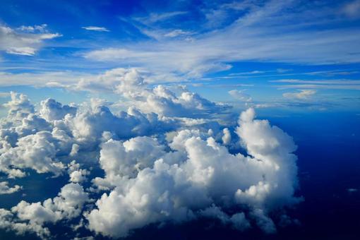 飛行機の窓から見える青空と雲 飛行機の窓から見える青空と雲 飛行機,窓,上空の写真素材
