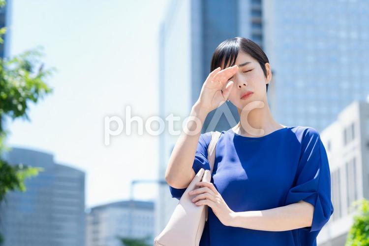 オフィス街で働く若いビジネスウーマン ビジネスウーマン,ビジネス,女性の写真素材
