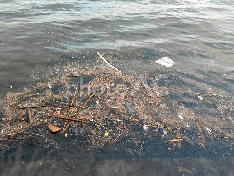 海に捨てられたごみ 海,ごみ,水の写真素材