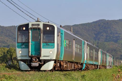 JR高徳線、朝ラッシュの4連運転 JR高徳線、朝ラッシュの4連運転 jr,jr四国,高徳線の写真素材