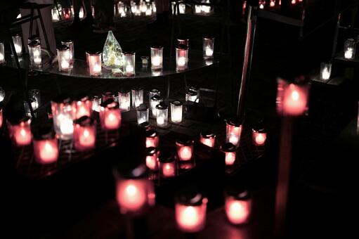 赤と白の灯りが並ぶキャンドルナイト キャンドル,ライトアップ,イルミネーションの写真素材