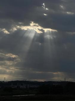 136_天使の梯子に導かれて 136_天使の梯子に導かれて 雲の隙間,降り注ぐ光,天の写真素材