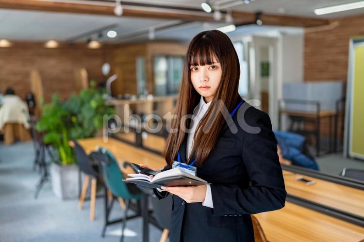 仕事中に怒って睨んでくるビジネスウーマン 女性,ビジネス,ビジネスウーマンの写真素材