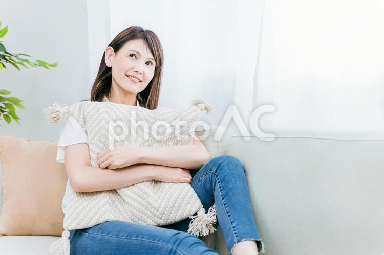 ソファに座るミドル世代の女性 女性,主婦,母の日の写真素材