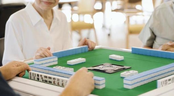 介護施設で麻雀を楽しむアジア人高齢者 介護施設で麻雀を楽しむアジア人高齢者 介護施設,麻雀,高齢者の写真素材