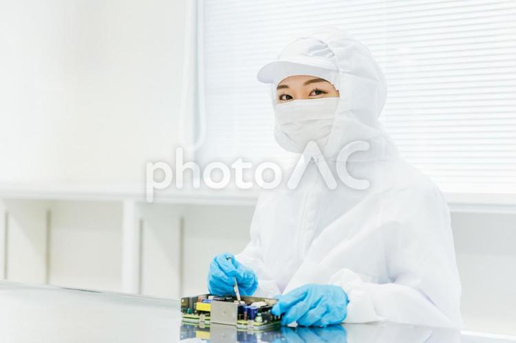 精密機器の組み立てをする女性 工場,精密機器,製造業の写真素材