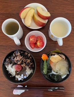 挽肉とひじきと紫蘇漬け梅干しなどの朝食 挽肉とひじきと紫蘇漬け梅干しなどの朝食 朝食,ご飯,あきたこまちご飯の写真素材