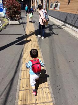 散歩する子供 散歩する子供の写真
