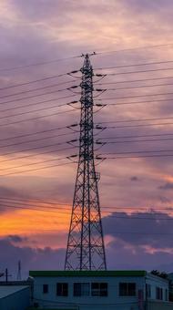 夕焼けの鉄塔の写真