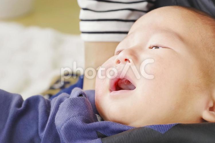 母親に抱っこされている赤ちゃん 赤ちゃん,乳児,乳幼児の写真素材