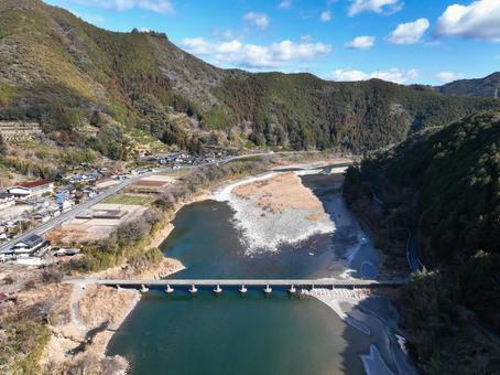 高知県越知町 上空から見た片岡沈下橋 高知県越知町 上空から見た片岡沈下橋 片岡沈下橋,沈下橋,橋の写真素材