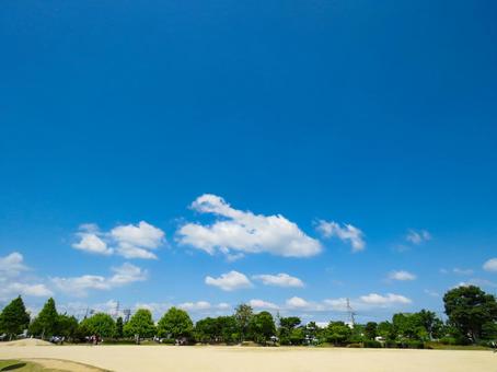 青空と雲と公園のイメージ 青空と雲と公園のイメージの写真